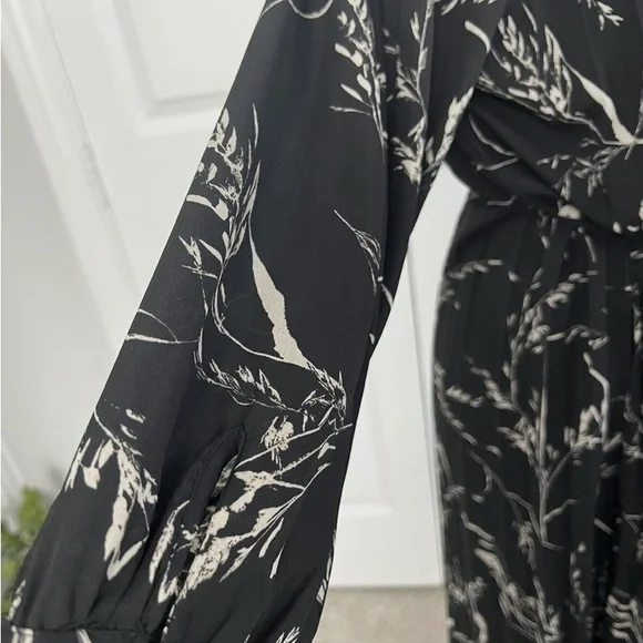 SOLD H&M Women’s Black White Floral Pleated 3/4 Sleeve Tie Waist Midi Dress - Picture 5 of 9